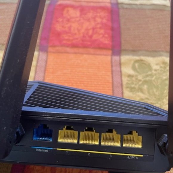 Tenda Wireless AC1900 Dual Band Gigabit Router AC18, plus FREE Netgear Extender! - Picture 3 of 8